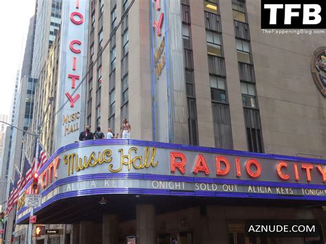 Alicia Keys Sexy Seen Showcasing Her Hot Cleavage At The Radio City During The Rc Rooftop