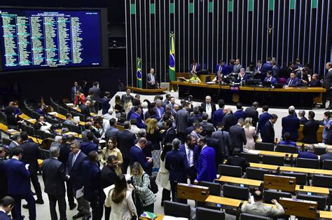 Câmara aprova texto base da reforma tributária por 382 votos a 118