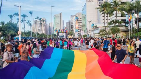 Parada pela Diversidade Sexual reúne celebração à vida e militância