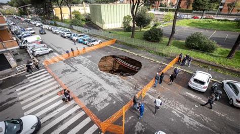 Roma Il Video Della Maxi Voragine In Via Sestio Menas Al Quadraro Le