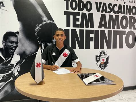 Cria Da Base Assina Primeiro Contrato Profissional O Vasco Papo