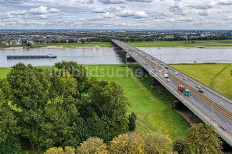 Neuss von oben Flußbrücke Josef Kardinal Frings Brücke in Neuss im