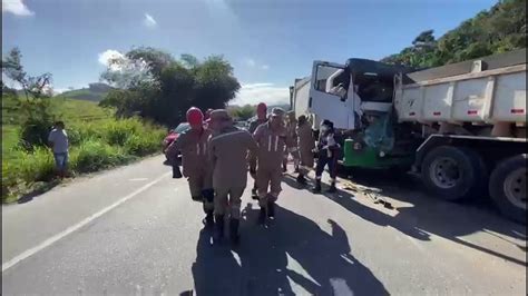 Motorista fica preso às ferragens em acidente entre caminhões na BR 232