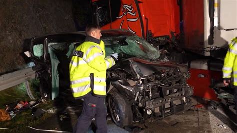 16 Verletzte Bei Massenkarambolage LKW Rast Auf A17 Ungebremst In Stau