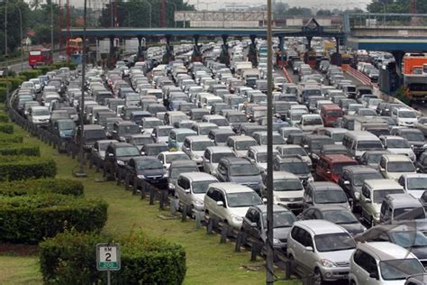 Demonstrasi Tol Cikarang Macet 10Km ANTARA News