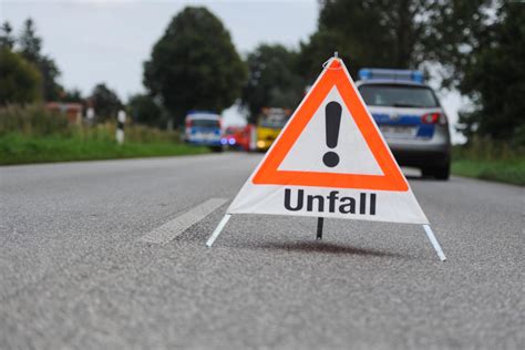 Folgenschwerer Vorfahrtsfehler Autos Krachen In Plauen Zusammen