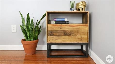 DIY Reclaimed Pallet Wood Nightstand (West Elm Knockoff) - DIY Huntress