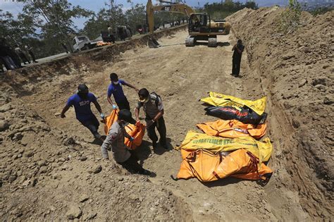 Indonesian City Begins Burying Its Dead As Toll Tops 840 The Times Of