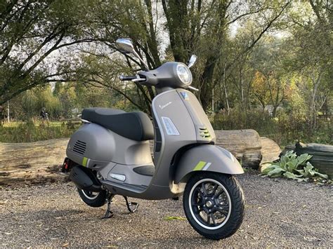 Vespa GTS 300 SuperTech Grigio Ottimista 2023 Scooterspot 1000m2