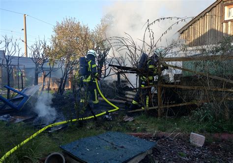 Komposthaufen in Flammen Feuer bedrohte Gartenhäuser regionalHeute de