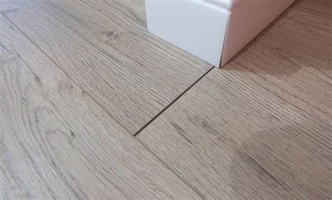 Как и чем закрыть стык между ламинатом в разных комнатах