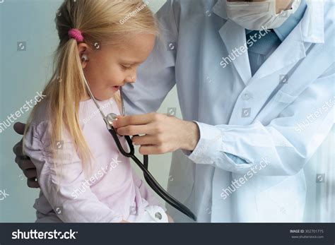 doktor stetoskop ile küçük kız muayene Stok Fotoğrafı (Şimdi Düzenle ...