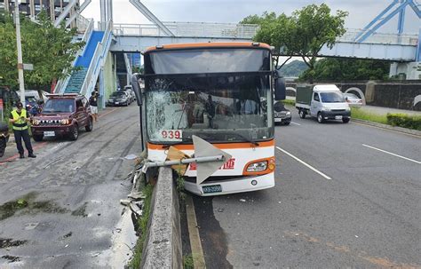 快訊 新店環快公車自撞分隔島 車上24乘客3人受傷1人骨折 中天新聞網