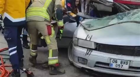 Ankara da buzlanma kazası Park halindeki tıra çarpan otomobilin