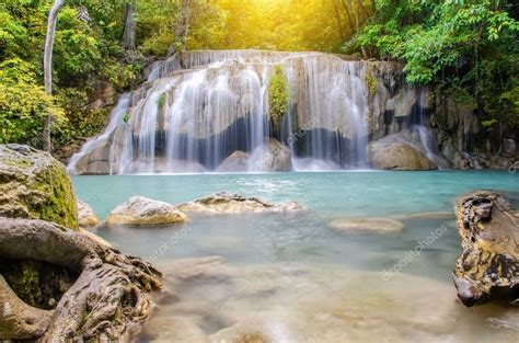 Cascada De Bosque Profundo En La Cascada De Erawan Hermosa Cascada Con