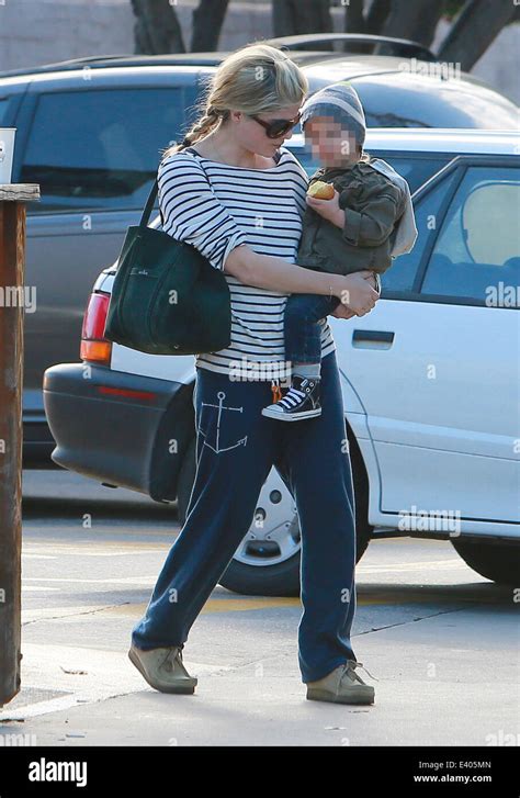 Selma Blair Sale Con Su Hijo Y Un Compa Ero Dejando A Un Starbucks