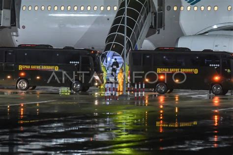 WNI KRU KAPAL DIAMOND PRINCESS TIBA DI BANDARA KERTAJATI ANTARA Foto