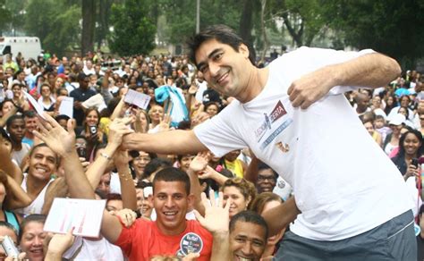 Multid O Comemora As Novas Medidas De Zeca Camargo V Rgula