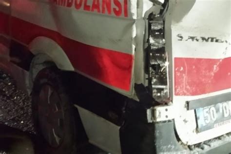 Hasta taşıyan ambulans buzlanma nedeniyle kaza yaptı 1 yaralı Güncel