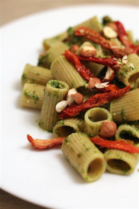 Tortiglioni Integrali Con Pesto Di Foglie Di Ravanello Pomodori Secchi