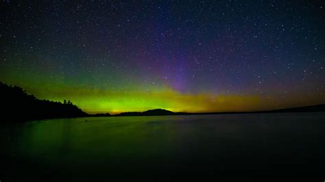 Aurora Borealis over Mt. Katahdin : r/Maine