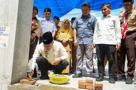 Wali Kota Taufan Pawe Letakkan Batu Bata Pertama Pembangunan Masjid