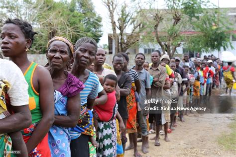 Sofala March 24 2019 Local People Queue To Receive Relief News