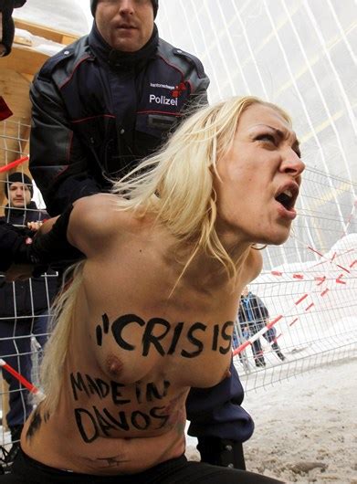 Kikka Video Fotos Protestas Mujeres Desnudas En Davos