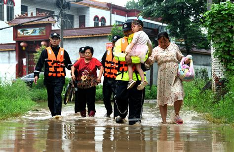 【豫见·风雨同舟】人民警察 越是危险越向前 国际在线