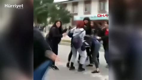 Liseli kızların tekme ve yumruklu kavgası kamerada Son Dakika Haberleri