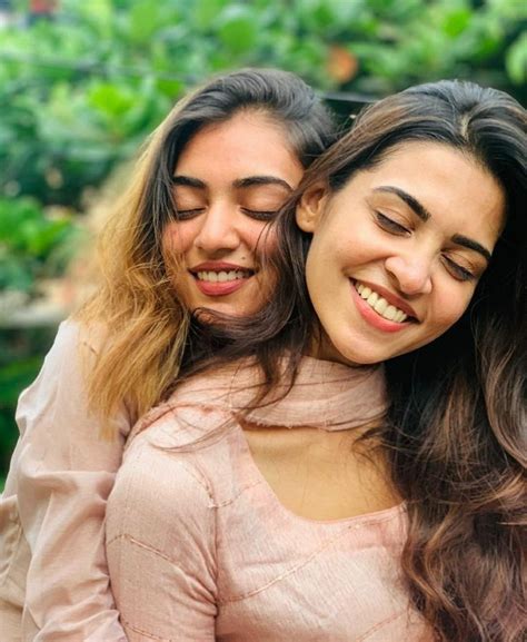 Pin On 𝐁𝐞𝐬𝐭𝐢𝐞 𝐆𝐨𝐚𝐥𝐬 Sisters Photoshoot Poses Bff Photoshoot Poses