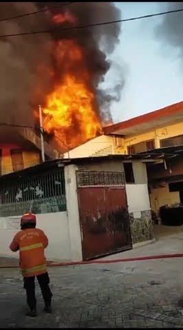 KEBAKARAN GUDANG CAT DI JALAN LEBAK JAYA UTARA SBY YouTube