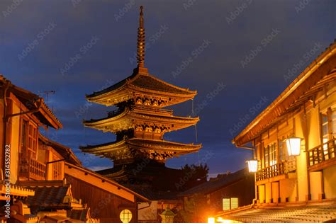 Hokan-ji temple, Hokan pagoda in Yasaka traditional street in Kyoto ...