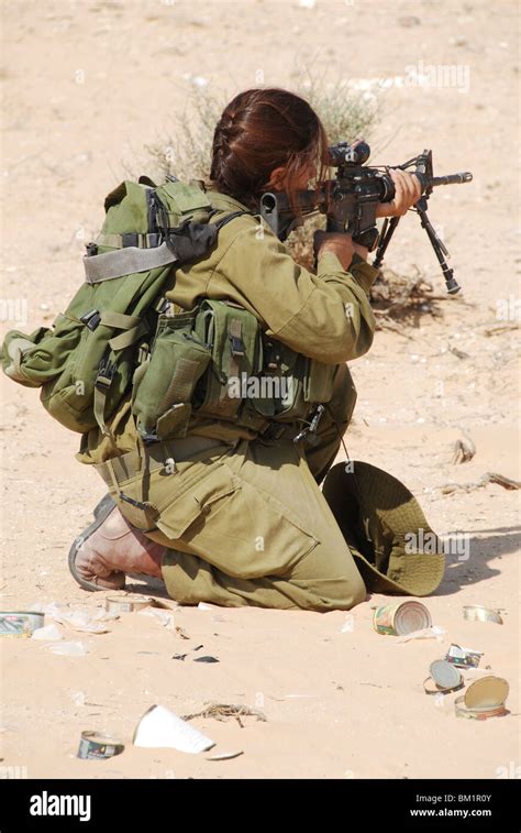 Female Israeli infantry soldiers training in the desert Stock Photo - Alamy