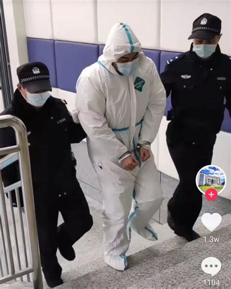 男歌手因犯罪被捕！戴手铐脚铐遭两警察押送，现场曝光身份引猜测 每日头条