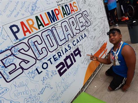 Paixão pelo Atletismo Aluno do Tocantins que usa mãos para se