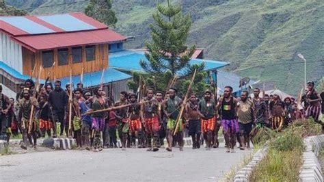 Massa Pendukung Caleg Di Puncak Jaya Saling Serang Pemilu Jadi Ricuh