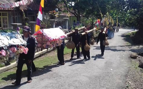 Ngaruwat Bumi Tradisi Yang Tetap Lestari Di Kampung Banceuy