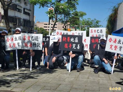 苦苦等不到實習 逾百海歸牙醫師、學生單膝下跪陳情衛福部 生活 自由時報電子報