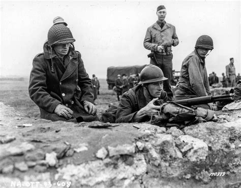 SC 170379 - French Army officers and men take firing courses on ...