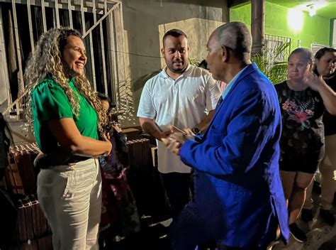 Moradores do bairro Motor recebem visita da prefeita Cordélia Torres