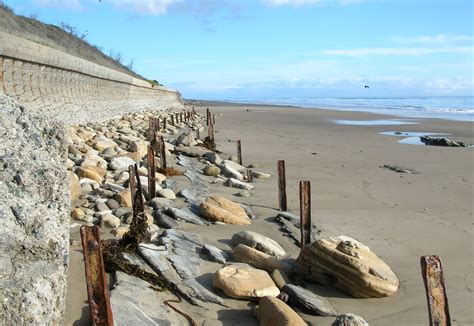 Seawalls, The Best Defense Against Sea Level Rise, Leaves Little Room
