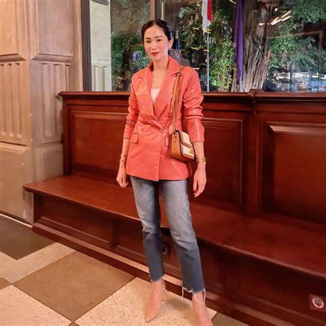 9 Referensi Padu Padan Blazer Dengan Outfit Ala Bunga Zainal