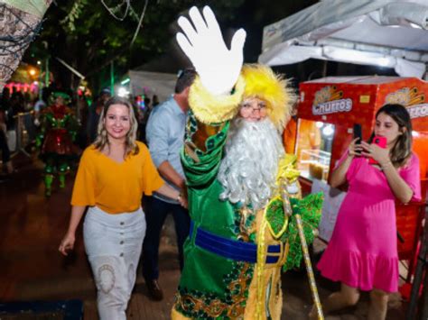 Papai Noel Surpreende Ao Vestir Verde E Amarelo Ao Inv S Do Tradicional