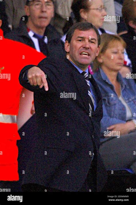 Football manager bryan robson hi-res stock photography and images - Alamy