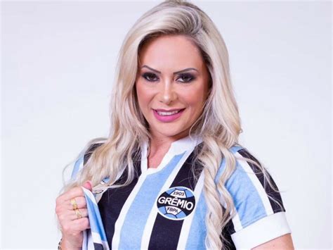 Musa do Grêmio seduz lingerie azul e exibe corpaço espetacular
