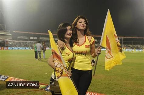 Shruti Haasan Akshara Haasan Gorgeous Stills Of Sisters Shruti And Akshara Haasan Cheering For