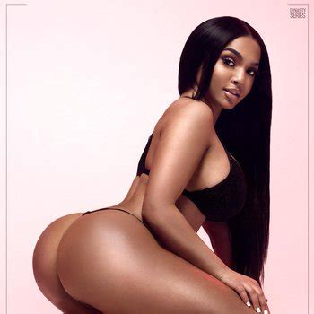 Ravishing Ebony Babe Poses Rather Seductively Photos