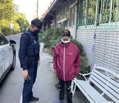 老翁身體不適慢車道旁無助獨坐！北鎮警和救護員及時安全援助 好視新聞網