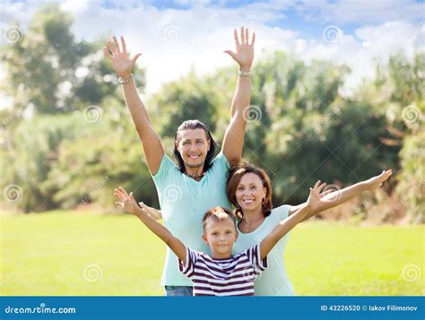 Retrato De La Familia Feliz De Tres Foto De Archivo Imagen De Parque